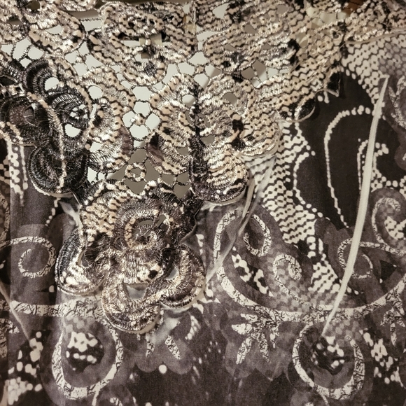 One World Black and White Patterned Top With Lace On The Back - Picture 5 of 6